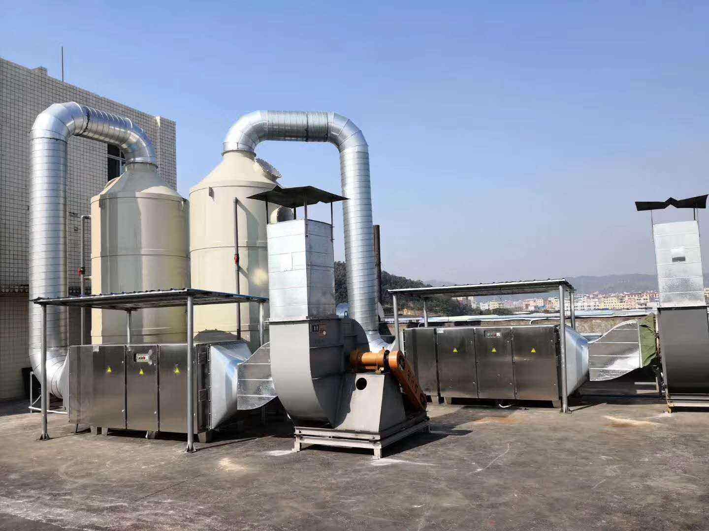 汽車部件加工企業(yè)噴漆房：活性炭吸附塔與水幕除塵器相結合